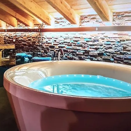 Penthouse Accommodating 8 Guests Across Its 4 Bedrooms 아파트 *